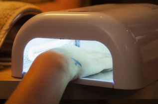 Beautiful Nails by Linde Curing gel nails under a UV lamp