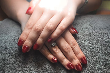 Red gel manicure Leuven
